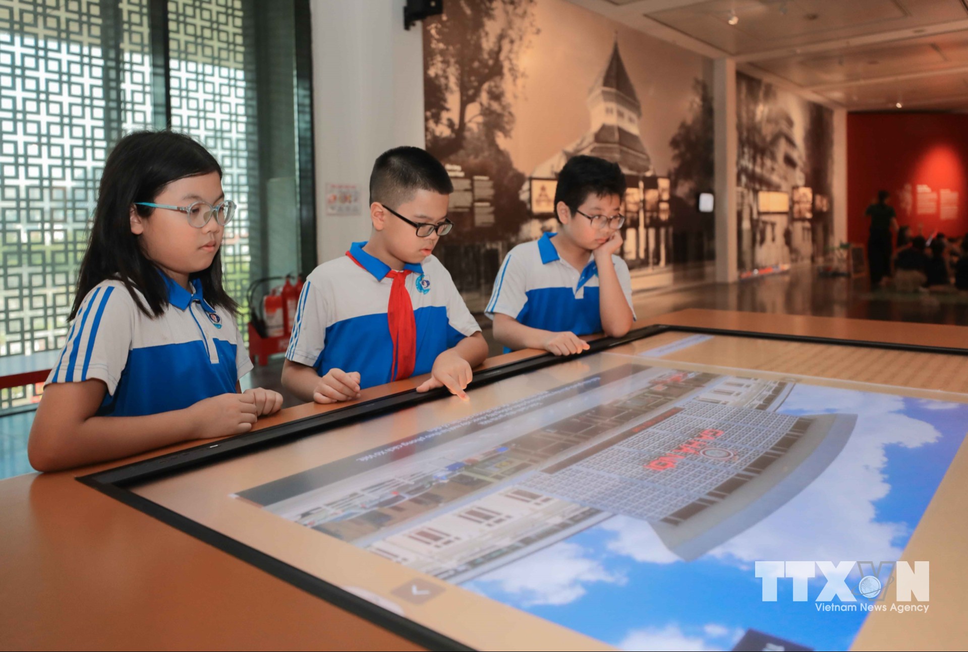 Màn hình tra cứu multimedia tại Bảo tàng Hà Nội cung cấp thông tin, hình ảnh và tư liệu số về hiện vật, giúp khách tham quan chủ động tìm hiểu sâu hơn về lịch sử, văn hóa và các giá trị di sản. (Ảnh: Phan Phương/TTXVN)